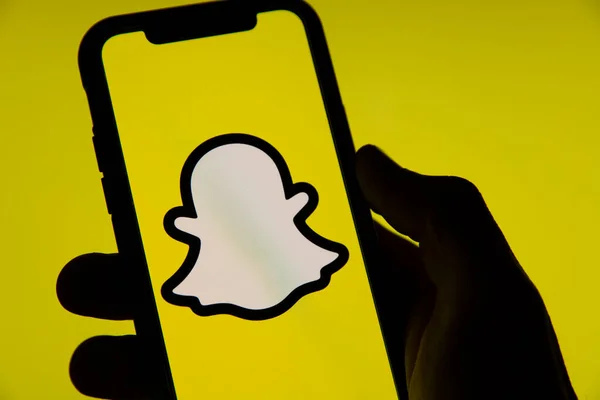 LONDÝN, Velká Británie - červen 2020: Snapchat logo sociálních médií na obrazovce smartphonu — Stock fotografie