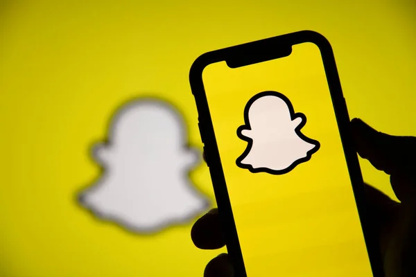 LONDON, Reino Unido - JUNHO 2020: Snapchat logotipo de mídia social em uma tela de smartphone — Fotografia de Stock