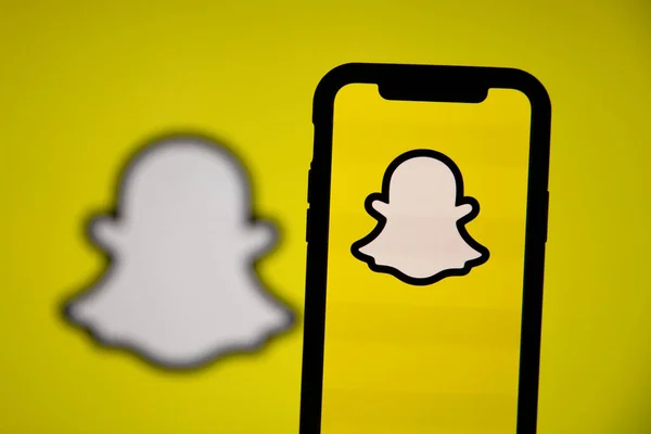 LONDRES, Reino Unido - JUNIO 2020: Snapchat logotipo de las redes sociales en una pantalla de teléfono inteligente —  Fotos de Stock