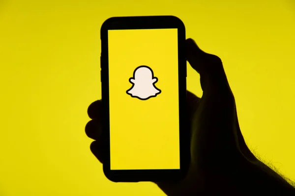LONDON, İngiltere - Haziran 2020: Akıllı telefon ekranında Snapchat sosyal medya logosu — Stok fotoğraf
