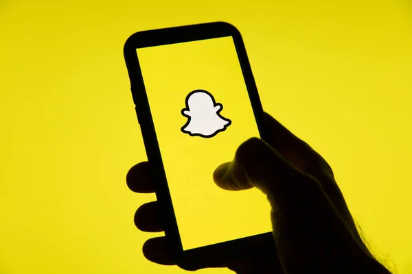 LONDRES, Reino Unido - JUNIO 2020: Snapchat logotipo de las redes sociales en una pantalla de teléfono inteligente —  Fotos de Stock