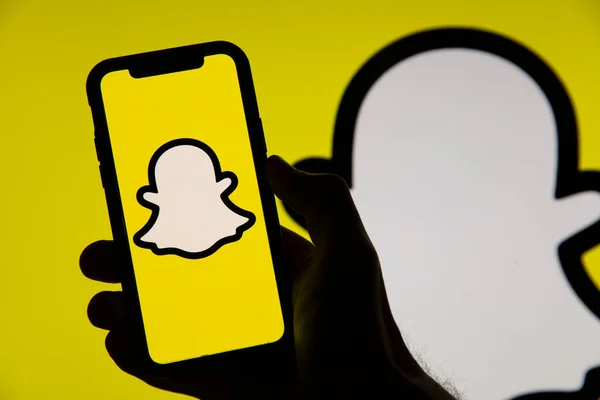 LONDON, UK - czerwiec 2020: Logo Snapchata na ekranie smartfona — Zdjęcie stockowe