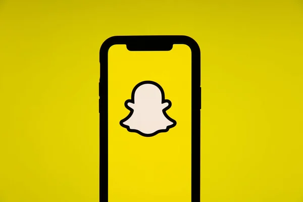 LONDON, UK - JUNE 2020: Logo media sosial Snapchat pada layar telepon pintar — Stok Foto