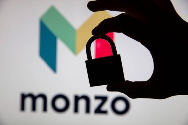 LONDON, İngiltere - Haziran 2020: Monzo çevrimiçi banka logosu güvenlik kilidi silueti