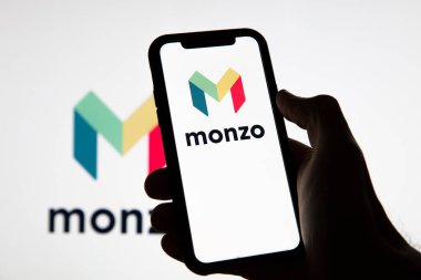 LONDON, İngiltere - Haziran 2020: Akıllı telefondaki Monzo çevrimiçi finans bankacılık logosu