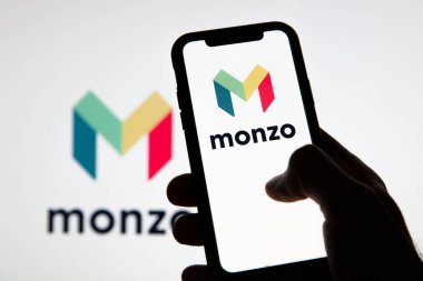 LONDON, İngiltere - Haziran 2020: Akıllı telefondaki Monzo çevrimiçi finans bankacılık logosu