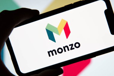 LONDON, İngiltere - Haziran 2020: Akıllı telefondaki Monzo çevrimiçi finans bankacılık logosu