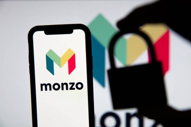 LONDON, İngiltere - Haziran 2020: Monzo çevrimiçi banka logosu güvenlik kilidi silueti