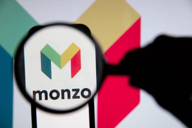 LONDON, İngiltere - Haziran 2020: Monzo çevrimiçi bankacılık logosu büyüteç altında