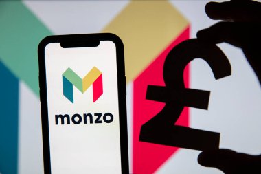 LONDON, İngiltere - Haziran 2020: Monzo çevrimiçi bankacılık logosu Pound para birimi sembolü