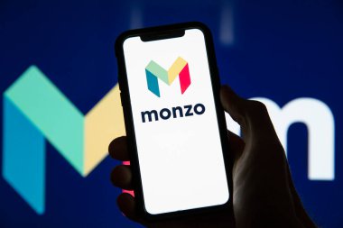 LONDON, İngiltere - Haziran 2020: Akıllı telefondaki Monzo çevrimiçi finans bankacılık logosu