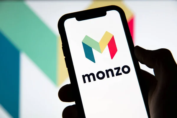 LONDRES, Reino Unido - junio 2020: logo de la banca financiera online de Monzo en un smartphone — Foto de Stock