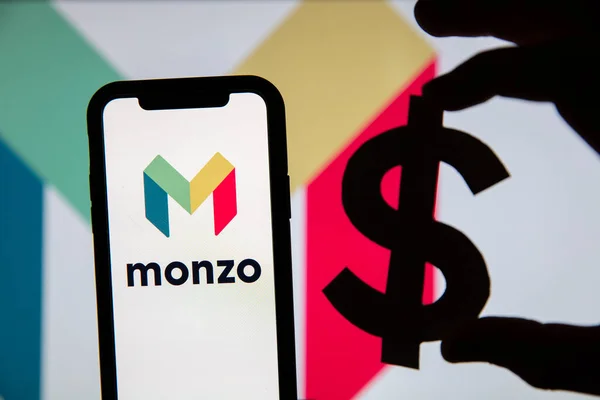 LONDON, Egyesült Királyság - Június 2020: Monzo online banki logó dollár pénznem szimbólummal — Stock Fotó