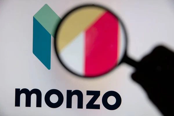 LONDRES, Reino Unido - Junho 2020: Logotipo bancário online Monzo sob uma lupa — Fotografia de Stock