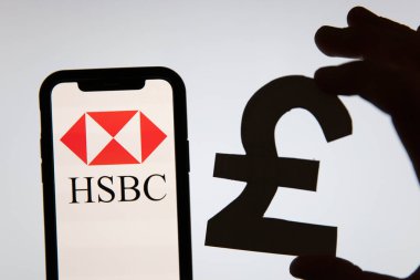 LONDON, İngiltere - Haziran 2020: HSBC finans bankacılık günlüğü ve pound para birimi işareti