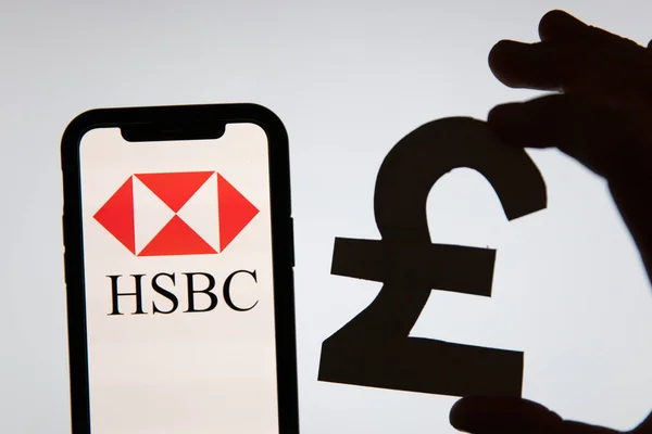 LONDON, İngiltere - Haziran 2020: HSBC finans bankacılık günlüğü ve pound para birimi işareti — Stok fotoğraf