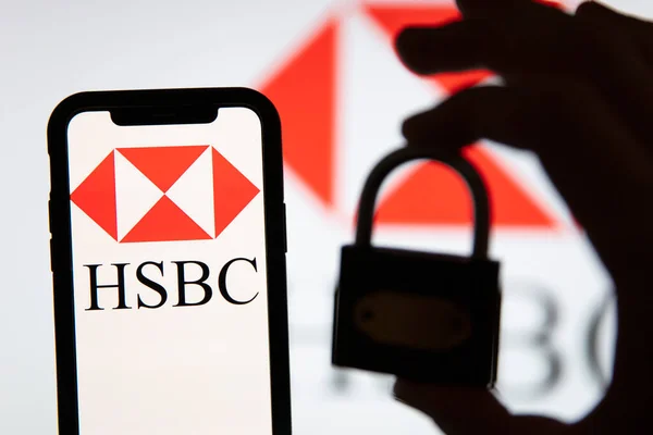 LONDON, İngiltere - Haziran 2020: HSBC banka logosu üzerinde güvenlik kilidi olan bir akıllı telefon — Stok fotoğraf