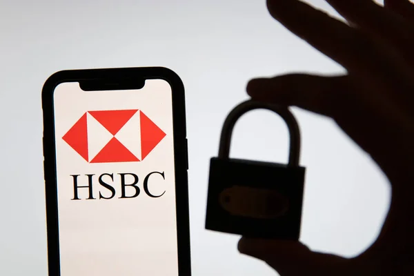 伦敦，英国- 2020年6月：汇丰(HSBC)在带有安全锁的智能手机上的银行标识 — 图库照片