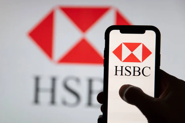 LONDRES, Reino Unido - Junho 2020: logotipo do banco financeiro HSBC em um smartphone — Fotografia de Stock