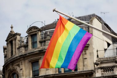 Gay gururu, LGBTQ gökkuşağı bayrakları havada sallanıyor