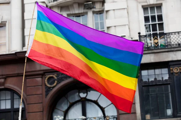 Orgulho gay, bandeiras do arco-íris LGBTQ sendo acenadas no ar em um evento de orgulho — Fotografia de Stock