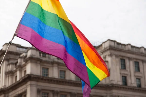 Orgulho gay, bandeiras do arco-íris LGBTQ sendo acenadas no ar em um evento de orgulho — Fotografia de Stock