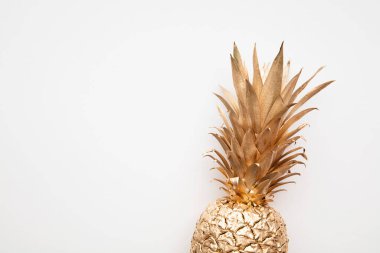 Düz beyaz arka plan görünümlü tropik altın ananas