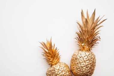 Düz beyaz arka plan görünümlü tropik altın ananas