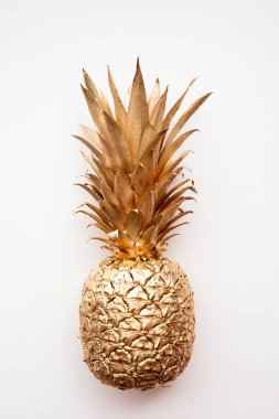 Düz beyaz arka plan görünümlü tropik altın ananas