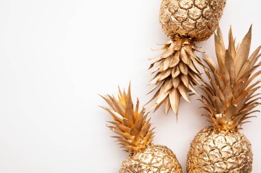 Düz beyaz arka plan görünümlü tropik altın ananas