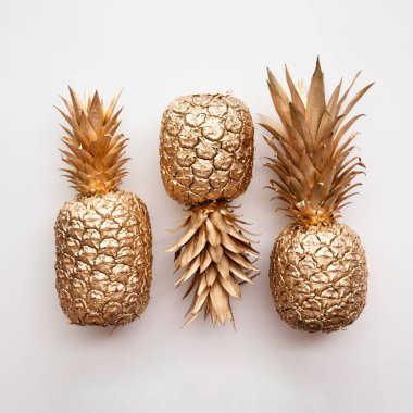 Düz beyaz arka plan görünümlü tropik altın ananas