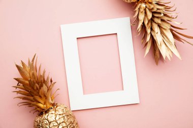 Boş davetiye posteri çerçeveli altın tropik ananas