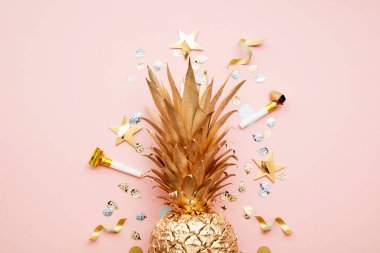 Tropikal ananas ve konfeti partisinin arka planında yatıyordu