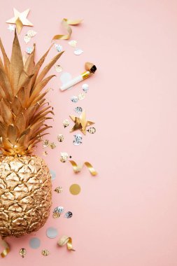 Tropikal ananas ve konfeti partisinin arka planında yatıyordu
