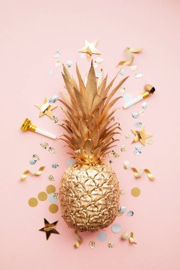Tropikal ananas ve konfeti partisinin arka planında yatıyordu