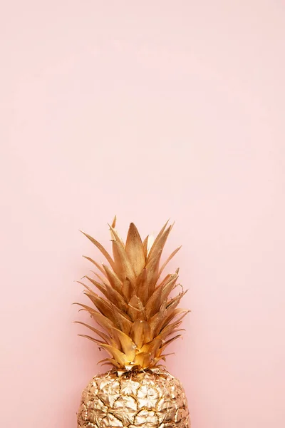 Guld tropisk ananas på en pastellrosa bakgrund. Platt låg sommar bakgrund — Stockfoto