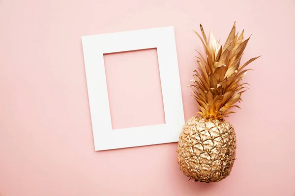 Guld tropisk ananas med blank inbjudan affisch ram — Stockfoto