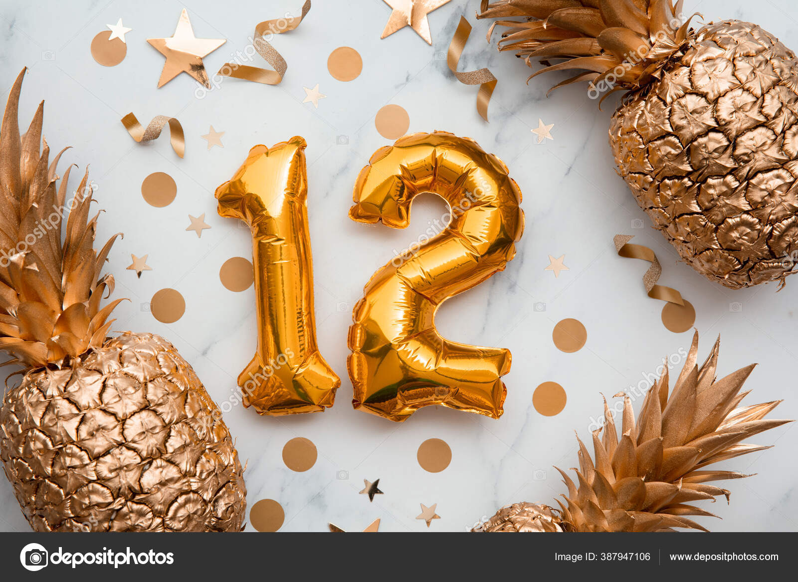 Carte De Celebration Du 12e Anniversaire Avec Ballons En Feuille D Or Et Ananas Dores Photographie Inkdropcreative C Carte De Celebration Du 12e Anniversaire Avec Ballons En Feuille D Or Et Ananas Dores Photographie Inkdropcreative C