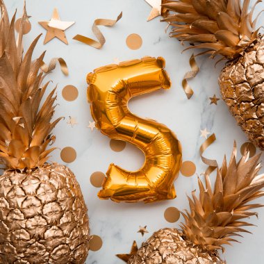 Altınlı folyo balonları ve altın ananaslı 5. doğum günü kartı.