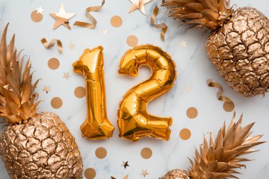 Altın folyo balonları ve altın ananaslı 12. doğum günü kartı