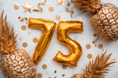 Altın folyo balonları ve altın ananaslı 75 'inci doğum günü kartı