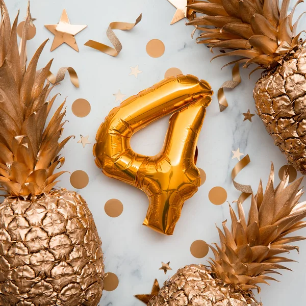 4. születésnapi üdvözlőlap arany fólia lufikkal és arany ananászokkal — Stock Fotó