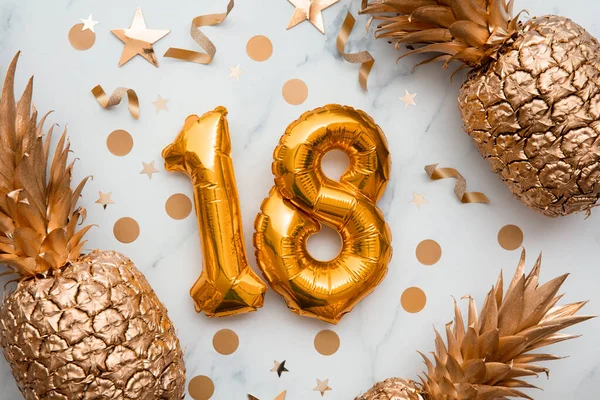 Festkarte zum 18. Geburtstag mit Luftballons in Goldfolie und goldenen Ananas — Stockfoto