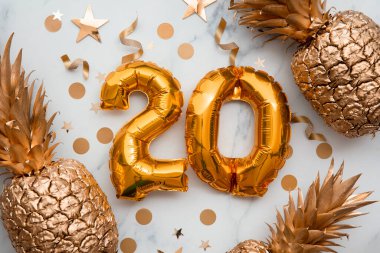 Altın folyo balonları ve altın ananaslı 20. yaş günü kartı