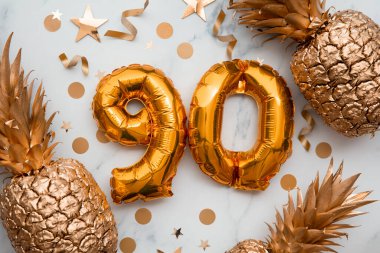 90. yaş günü kartı. Altın folyo balonları ve altın ananaslar.