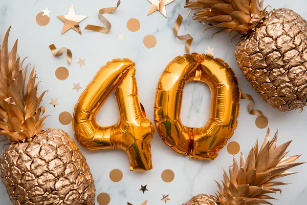 40 anos cartão de celebração com balões de folha de ouro e abacaxis dourados — Fotografia de Stock
