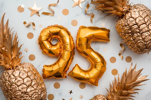 95e verjaardagskaart met gouden folieballonnen en gouden ananas — Stockfoto