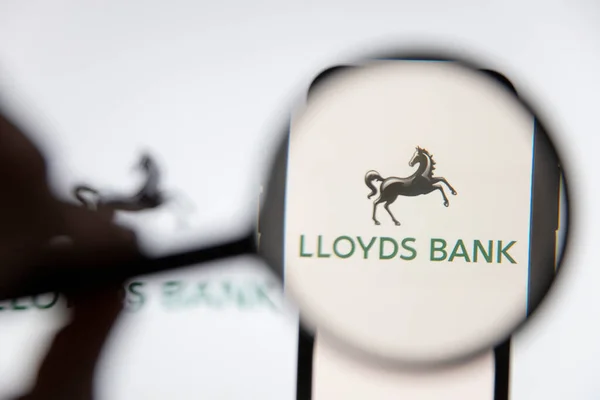 런던, 2020 년 6 월 - 영국 : Llods bank logounder a magnenfying glass — 스톡 사진