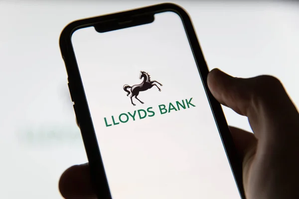 LONDON, Ηνωμένο Βασίλειο - Ιούνιος 2020: Λογότυπο της Lloyds financial banking σε smartphone — Φωτογραφία Αρχείου