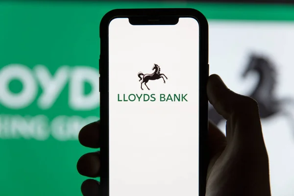 LONDON, Ηνωμένο Βασίλειο - Ιούνιος 2020: Λογότυπο της Lloyds financial banking σε smartphone — Φωτογραφία Αρχείου